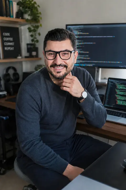 Yuri Gregori, il tecnico dietro Cangrande AI, alla sua postazione di lavoro